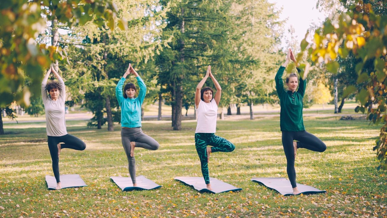 Outdoor-Yoga im Kneipp-Park – Erwachsene und Kinder gemeinsam auf der Matte